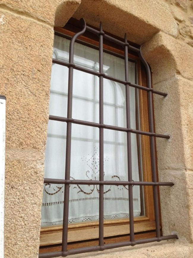 شواية صغيرة من الحديد المطاوع على النافذة في الإصدار القديم