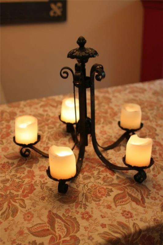 świecznik w stylu retro na stole
