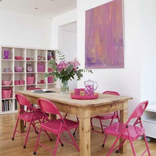 solidny-stół-różowy-fioletowy-krzesła