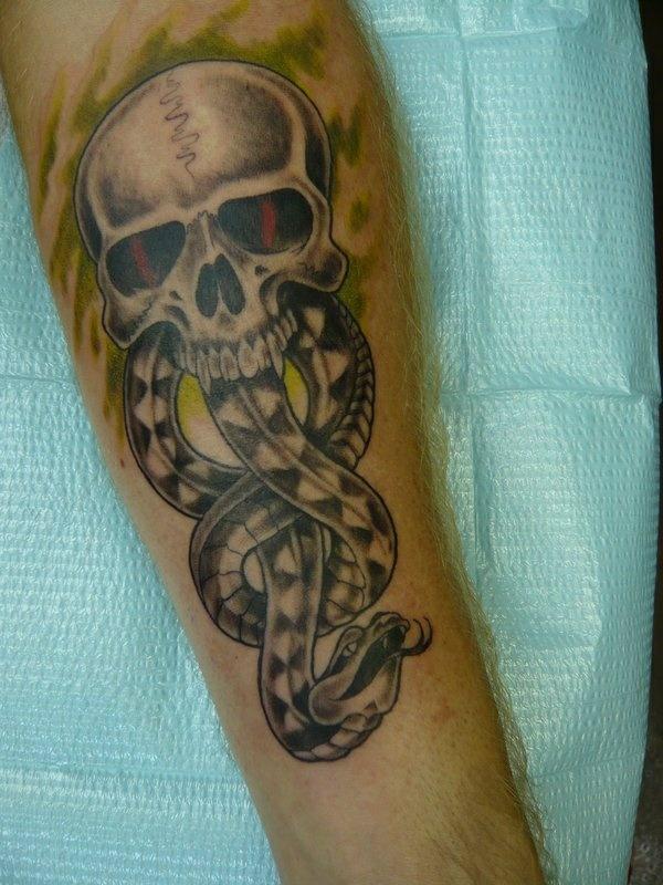 tatouage avant bras images crâne serpent motifs