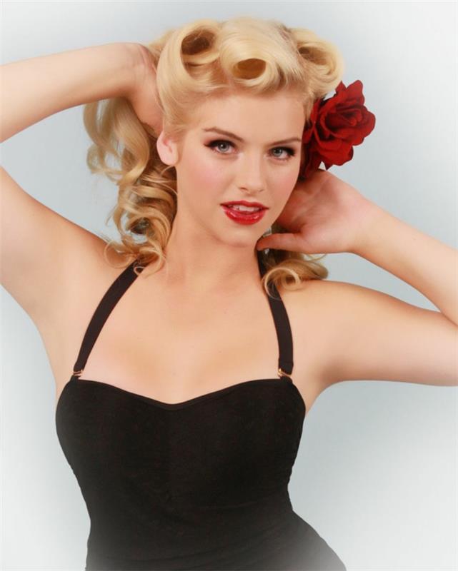 coiffures rockabilly femme blonde cheveux bouclés robe noire rose rouge