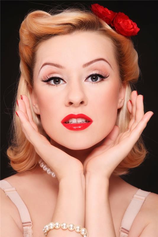 coiffures rockabilly cheveux blonds boucles fleurs rouges perles rouge à lèvres rouge