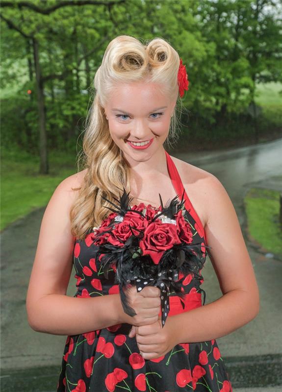 coiffures rockabilly femmes blondes cheveux longs boucles rouges frange cheveux à moitié ouverts