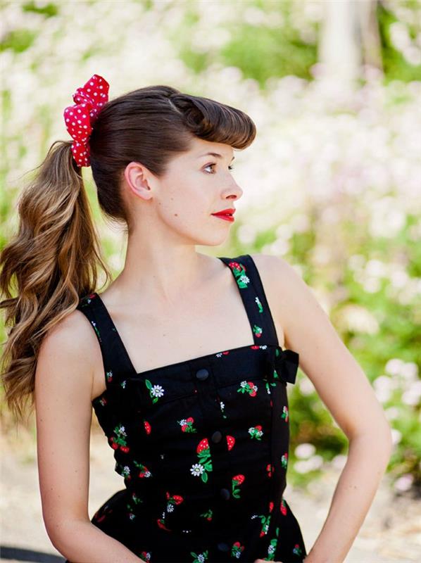 coiffures rockabilly femmes longs cheveux bruns frange queue de cheval cheveux attachés robe rétro