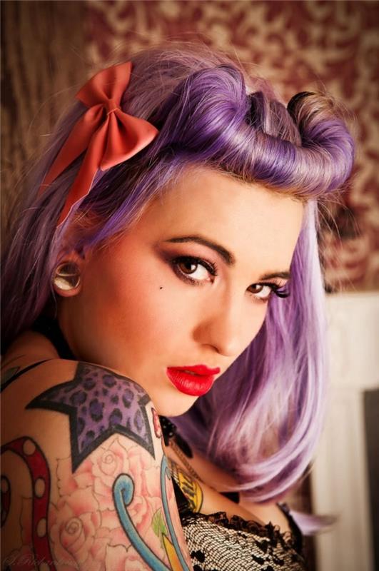 coiffures rockabilly femmes frange tatouage cheveux violets longs