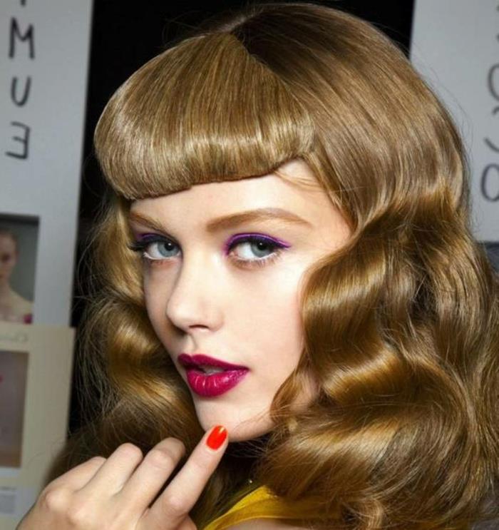 coiffures rockabilly femmes look rétro cheveux blond foncé frange