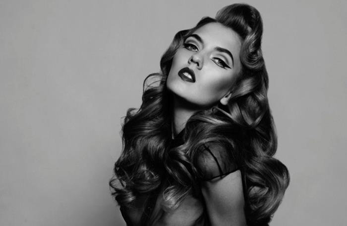 coiffures rockabilly femmes look rétro longs cheveux bouclés blond foncé