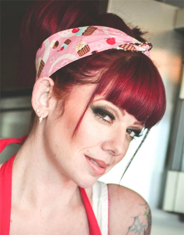 coiffure rockabilly femmes look rétro cheveux roux frange
