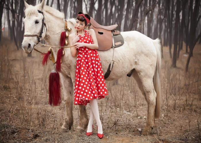 coiffure rockabilly look rétro robe rouge points blancs cheveux bruns