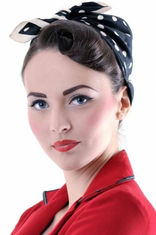 coiffure rockabilly femmes coiffure de style rétro noeud en pointillé cheveux noirs robe rouge
