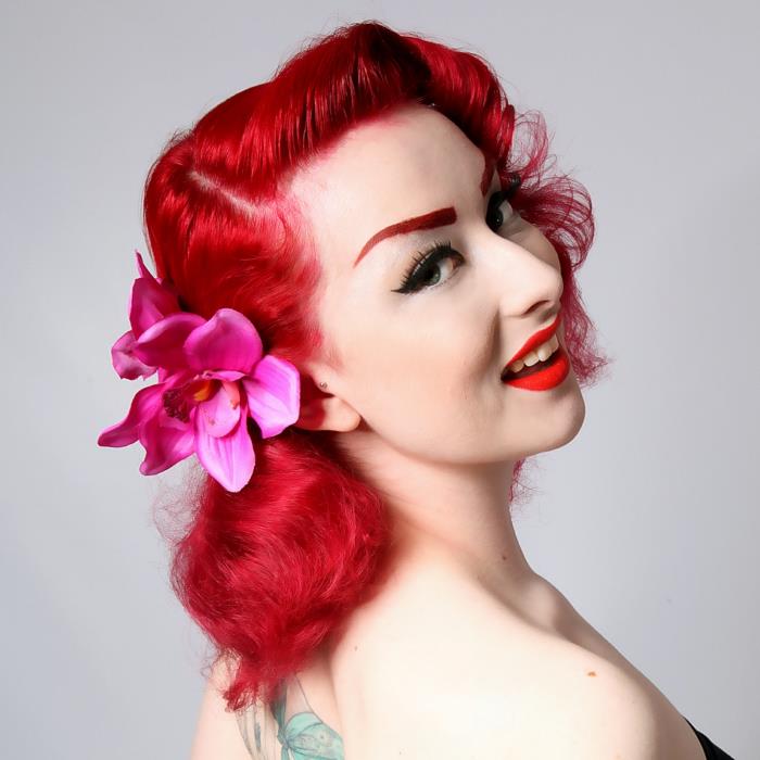 coiffure rockabilly cheveux roux look rétro orchidée