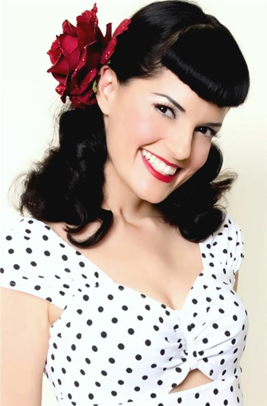coiffure rockabilly femme noir cheveux longs frange robe à pois rose rouge