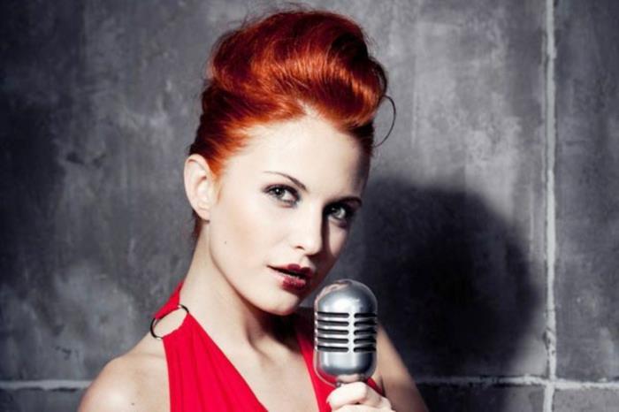coiffures rockabilly épinglées femmes rousse
