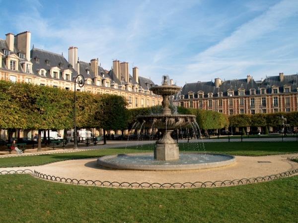 hotel romantique paris Place des Vosges jardin fontaine hotel de luxe