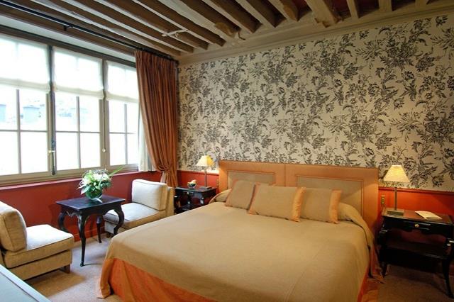 hôtel romantique paris Place des Vosges chambre d'hôtel Victor Hugo
