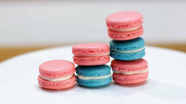 macarons français bleu rose fourrés à la vanille