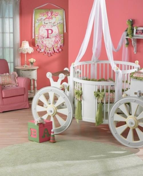 Idée rose fauteuil confortable lit carrosse dans la chambre d'enfant idée fille