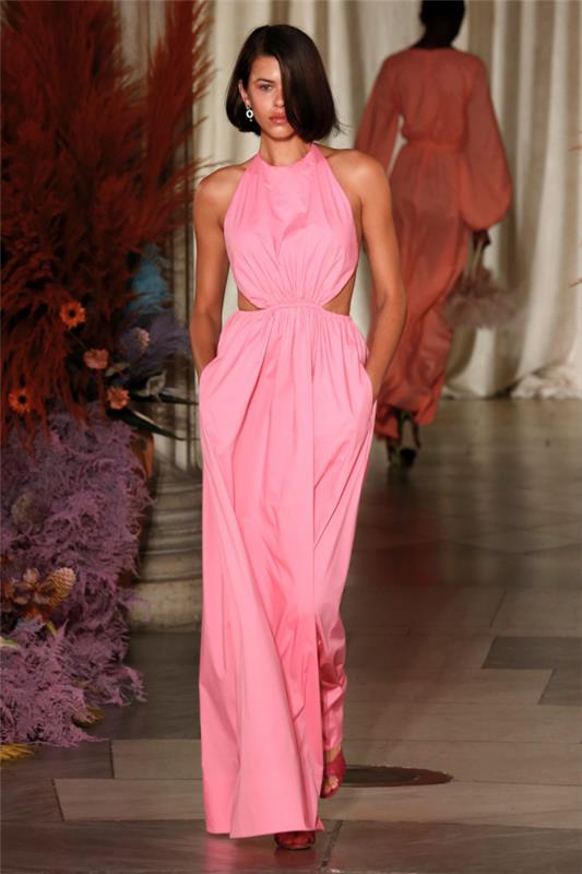 robe rose femmes tendances de la semaine de la mode de new york