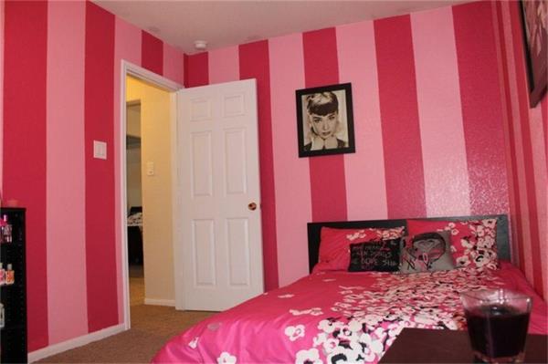 różowe ściany w paski w sypialni