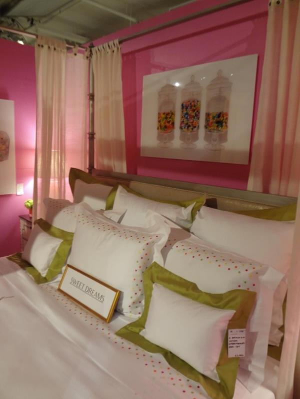 różowe poduszki do sypialni z zielonym akcentem