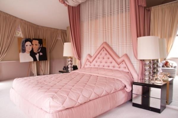różowe łóżko weselne w sypialni
