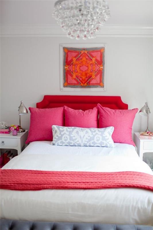 sypialnia kryształowy żyrandol różowe poduszki