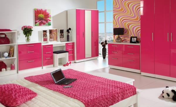 różowy laptop do sypialni