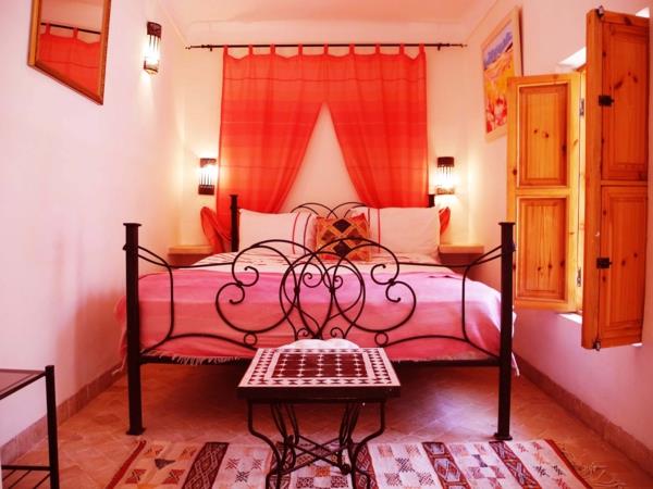 różowa sypialnia metalowe łóżko pomarańczowe