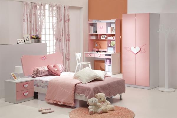 różowa sypialnia pomarańczowa biała ściana akcentująca