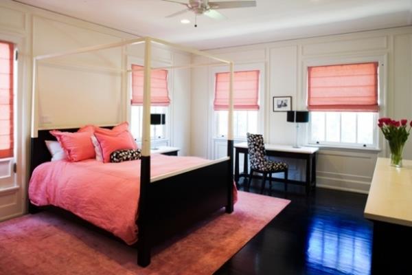różowa sypialnia czarne łóżko z baldachimem