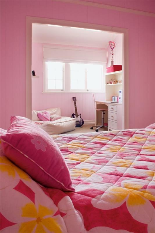 różowa gitara z kołdrą w sypialni