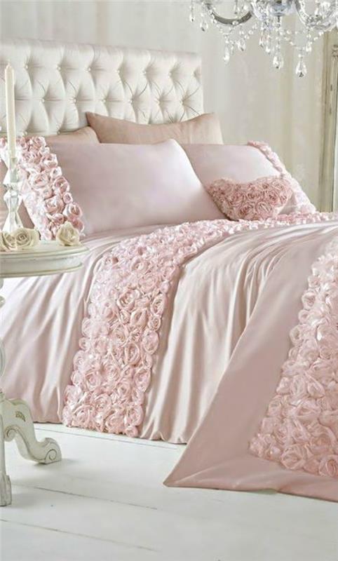 kryształowy żyrandol z różowej sypialni