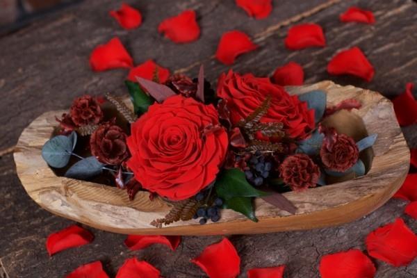 Préservez les roses faites vous-même des décorations de table durables