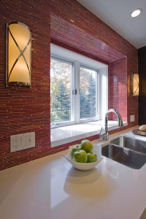 cuisine rouge carreaux de mur arrière fenêtre lumière du jour évier