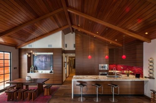 crédence de cuisine rouge carreaux de mosaïque lampes suspendues plafond bois