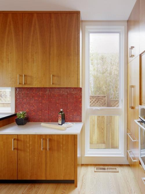 czerwona kuchnia tylna ściana mozaika drewniana szafka kuchenna