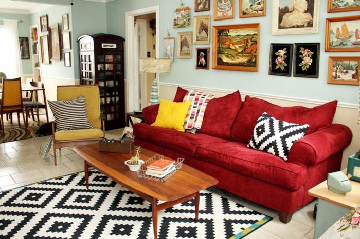 canapés rouges salon tapis motif géométrique
