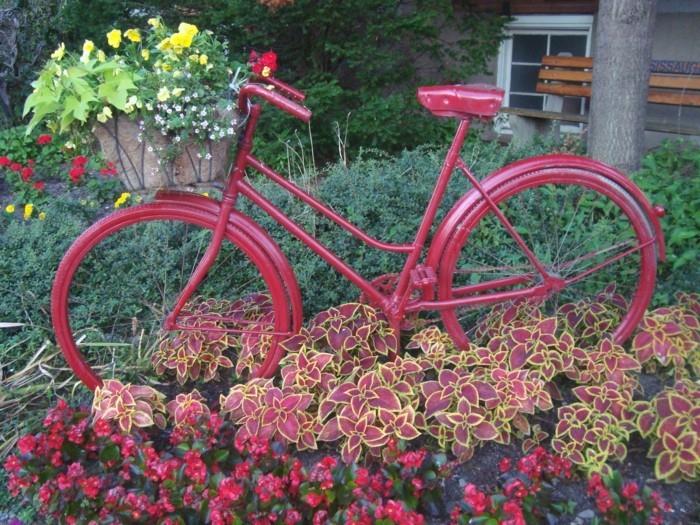 czerwony rower w ogrodzie