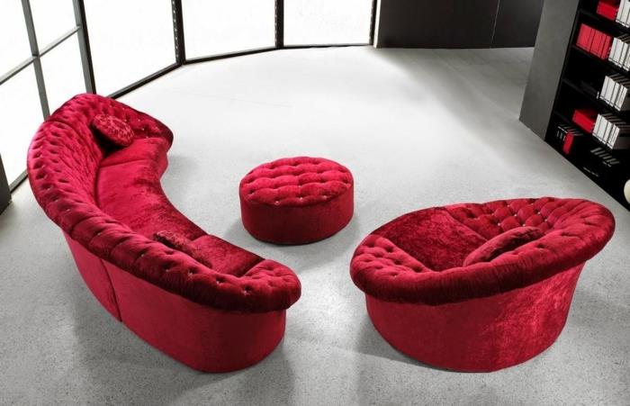 Le canapé rouge décore le salon avec style