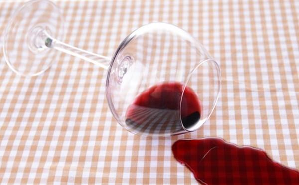 usuń plamy z czerwonego wina pomysły kuchenne porady domowe