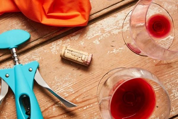 enlever les taches de vin rouge table vin rouge meubles en bois
