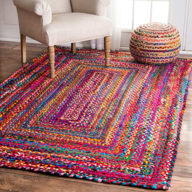 Neuvěřitelně jasný a velmi barevný koberec vyrobený z kousků látky, stejně jako pohovka vyrobená ve stejném stylu