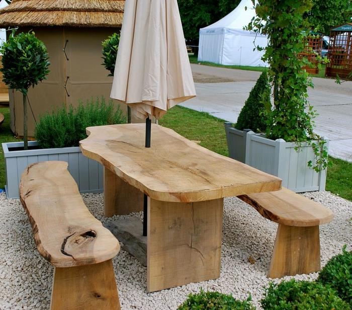 mobilier de jardin rustique cailloux parasol plantes