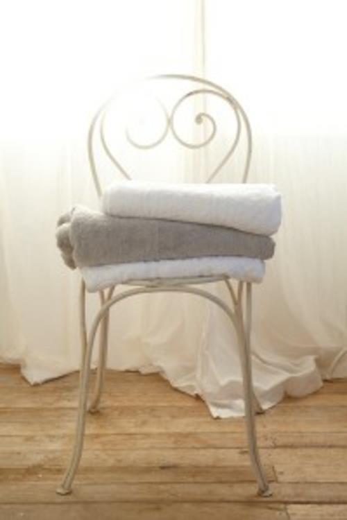 rustykalne metalowe krzesło łazienkowe