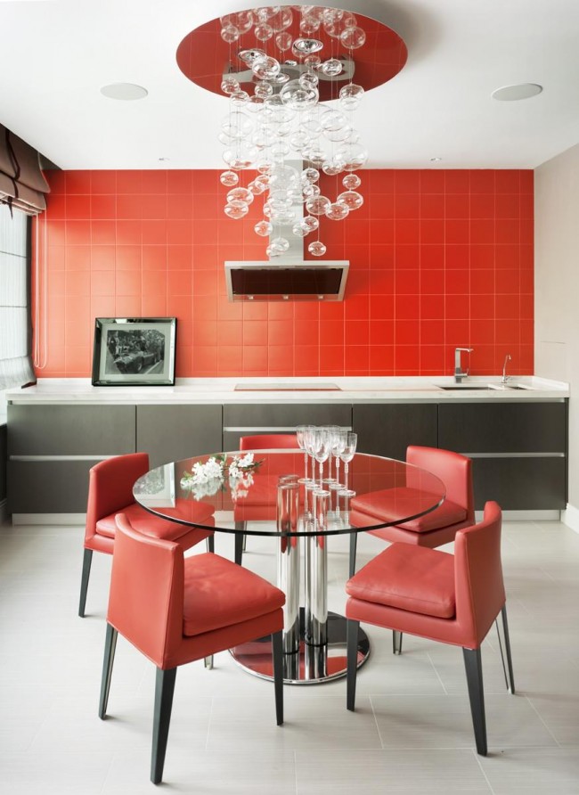 Scharlachrote Fliesen und Stühle mit Terrakotta-Lederpolsterung im Inneren der Küche