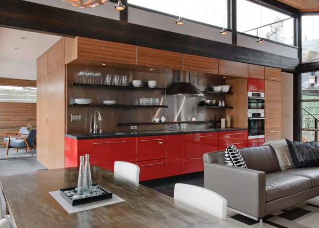 Schöne Küche mit roten Schränken im modernen Stil