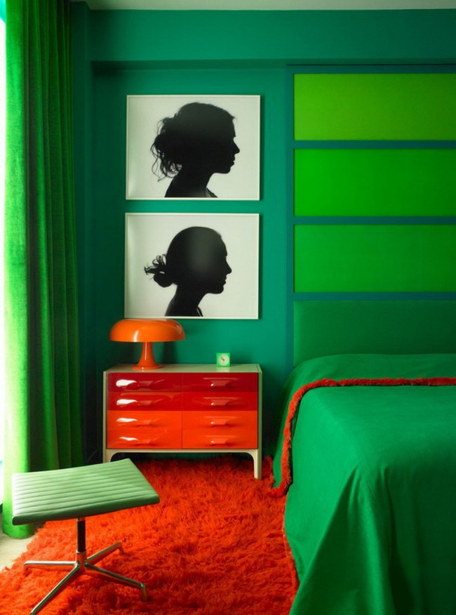 Auffälliges rotes und grünes Schlafzimmerinterieur