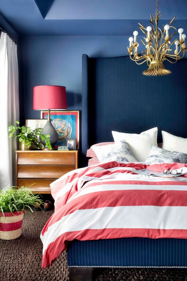 Kühle Dunkelrosa- und Blautöne im Inneren des Schlafzimmers im klassischen Stil Rot- und Blautöne im Inneren des Schlafzimmers im klassischen Stil