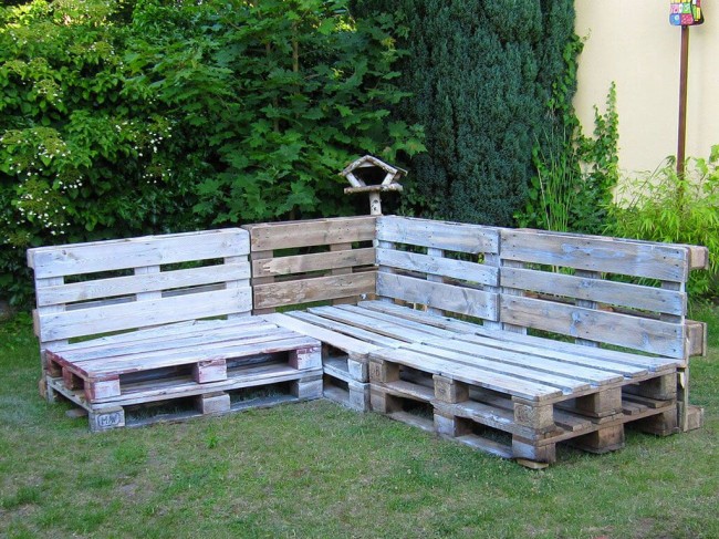 أريكة حديقة مصنوعة من المنصات. صورة 4