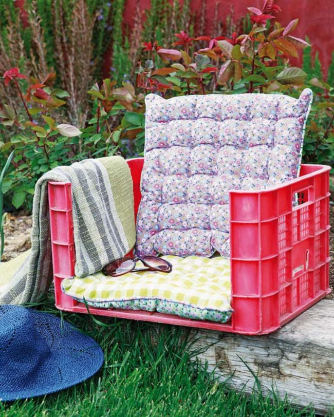 كرسي مريح مصنوع من أوعية بلاستيكية